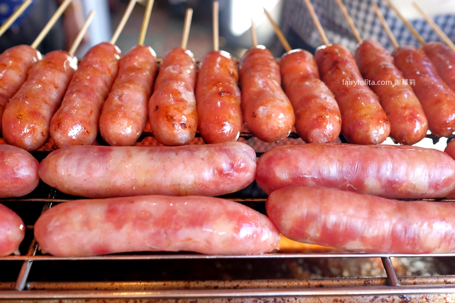 三峽長福橋下香腸。太誇張!不起眼的鐵皮屋炭烤香腸竟然這麼猛! @蹦啾♥謝蘿莉 La vie heureuse 三峽長福橋下香腸。太誇張!不起眼的鐵皮屋炭烤香腸竟然這麼猛! @蹦啾♥謝蘿莉 La vie heureuse