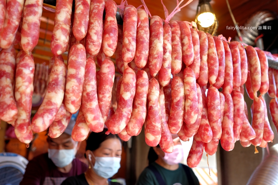 三峽長福橋下香腸。太誇張!不起眼的鐵皮屋炭烤香腸竟然這麼猛! @蹦啾♥謝蘿莉 La vie heureuse 三峽長福橋下香腸。太誇張!不起眼的鐵皮屋炭烤香腸竟然這麼猛! @蹦啾♥謝蘿莉 La vie heureuse