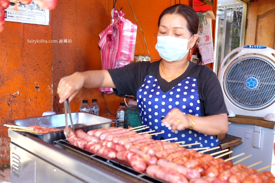 三峽長福橋下香腸。太誇張!不起眼的鐵皮屋炭烤香腸竟然這麼猛! @蹦啾♥謝蘿莉 La vie heureuse 三峽長福橋下香腸。太誇張!不起眼的鐵皮屋炭烤香腸竟然這麼猛! @蹦啾♥謝蘿莉 La vie heureuse