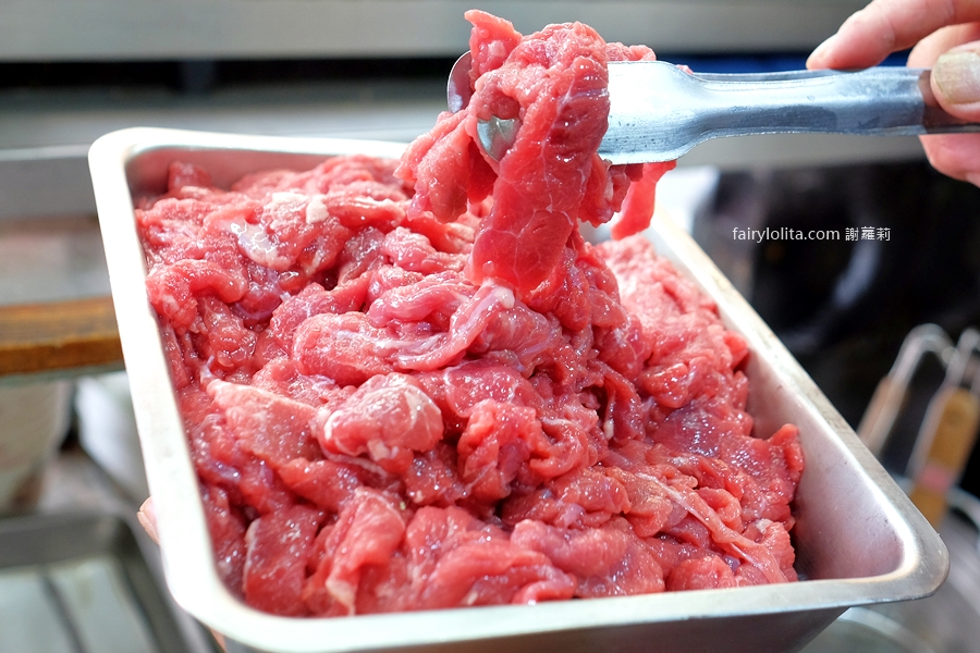 台南牛饕溫體牛肉湯 桃園店。太扯了吧？！桃園竟然也吃得到台南直送溫體牛肉，開店1分鐘直接爆滿！ @蹦啾&hearts;謝蘿莉 La vie heureuse