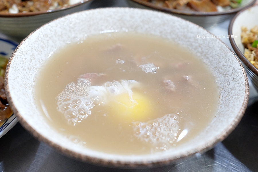 台南牛饕溫體牛肉湯 桃園店。太扯了吧？！桃園竟然也吃得到台南直送溫體牛肉，開店1分鐘直接爆滿！ @蹦啾&hearts;謝蘿莉 La vie heureuse