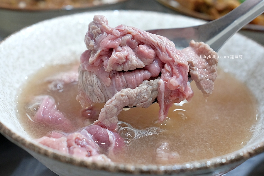 台南牛饕溫體牛肉湯 桃園店。太扯了吧？！桃園竟然也吃得到台南直送溫體牛肉，開店1分鐘直接爆滿！ @蹦啾&hearts;謝蘿莉 La vie heureuse