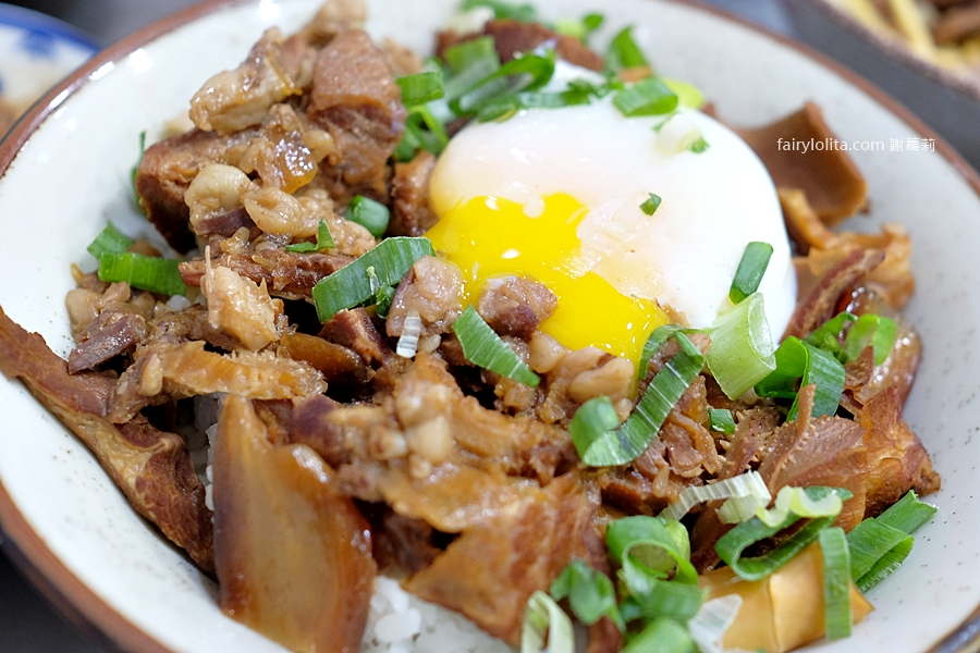 台南牛饕溫體牛肉湯 桃園店。太扯了吧？！桃園竟然也吃得到台南直送溫體牛肉，開店1分鐘直接爆滿！ @蹦啾&hearts;謝蘿莉 La vie heureuse