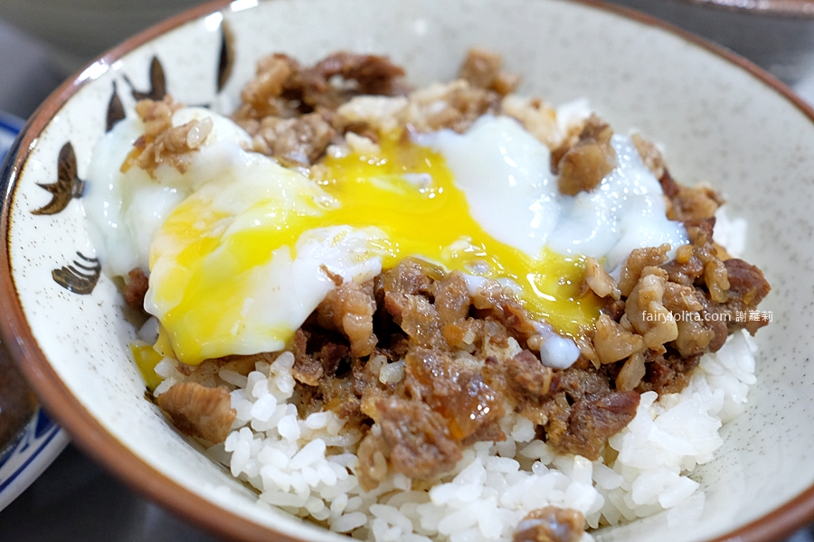 台南牛饕溫體牛肉湯 桃園店。太扯了吧？！桃園竟然也吃得到台南直送溫體牛肉，開店1分鐘直接爆滿！ @蹦啾&hearts;謝蘿莉 La vie heureuse