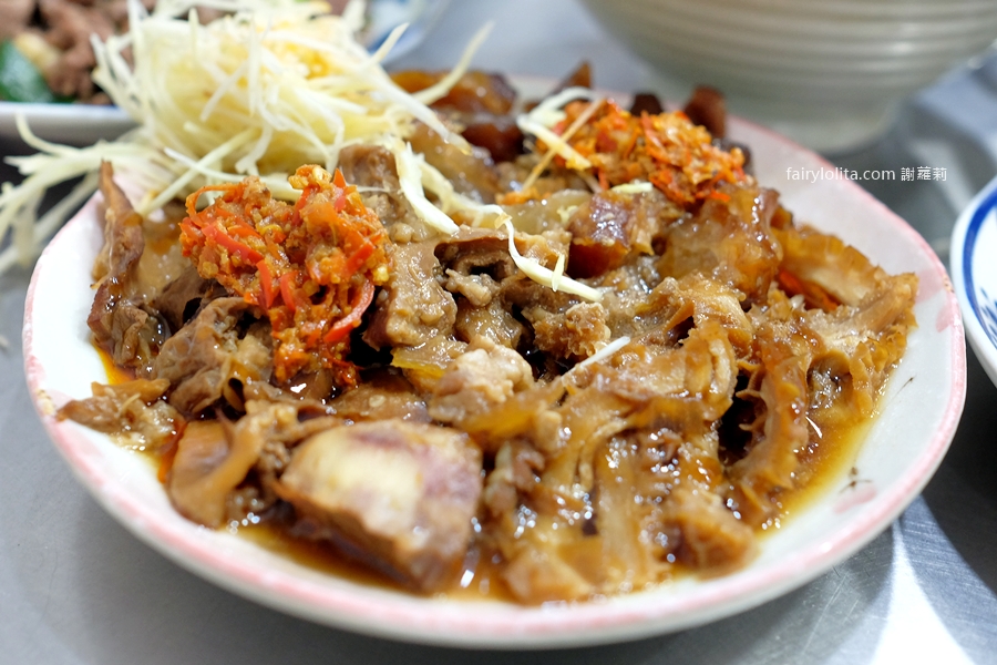 台南牛饕溫體牛肉湯 桃園店。太扯了吧？！桃園竟然也吃得到台南直送溫體牛肉，開店1分鐘直接爆滿！ @蹦啾&hearts;謝蘿莉 La vie heureuse