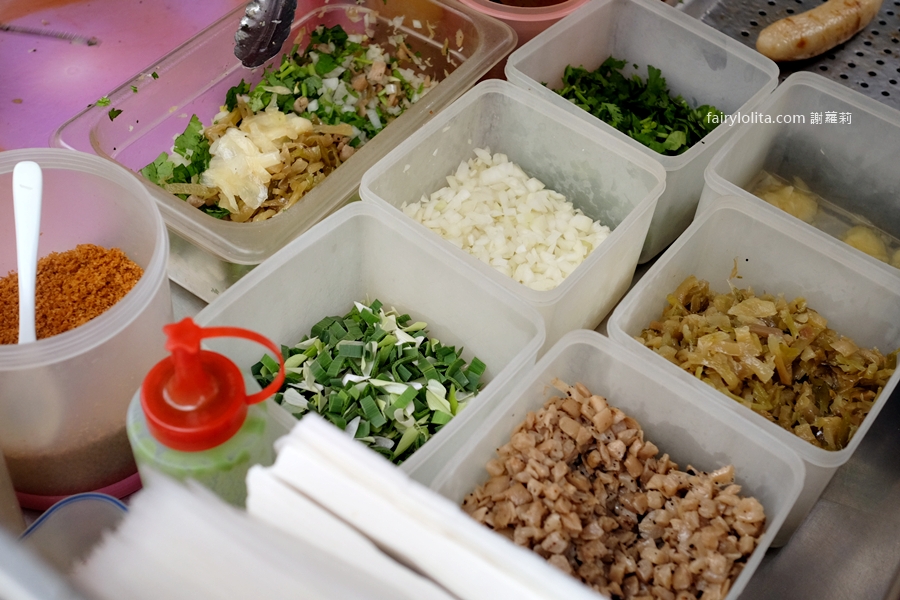 蘇記大腸包小腸。配料爆滿堆成一座山！低調攤販的大腸包小腸誇張到不行！ @蹦啾&hearts;謝蘿莉 La vie heureuse