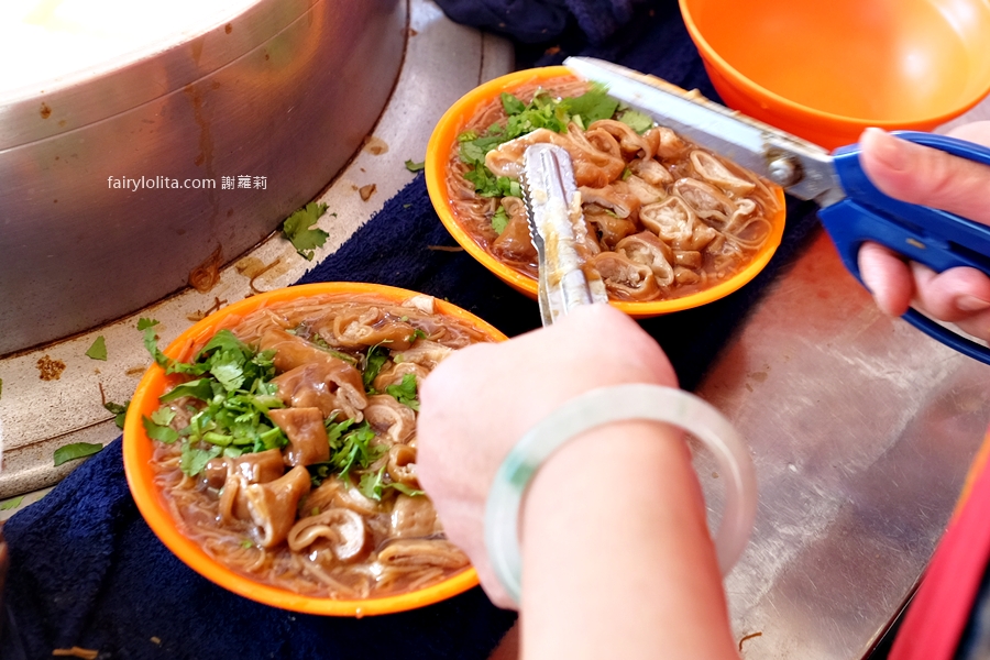 阿倍麵線。65元爽爆！大腸失控滿出碗的神祕巷弄三輪車麵線！ @蹦啾&hearts;謝蘿莉 La vie heureuse
