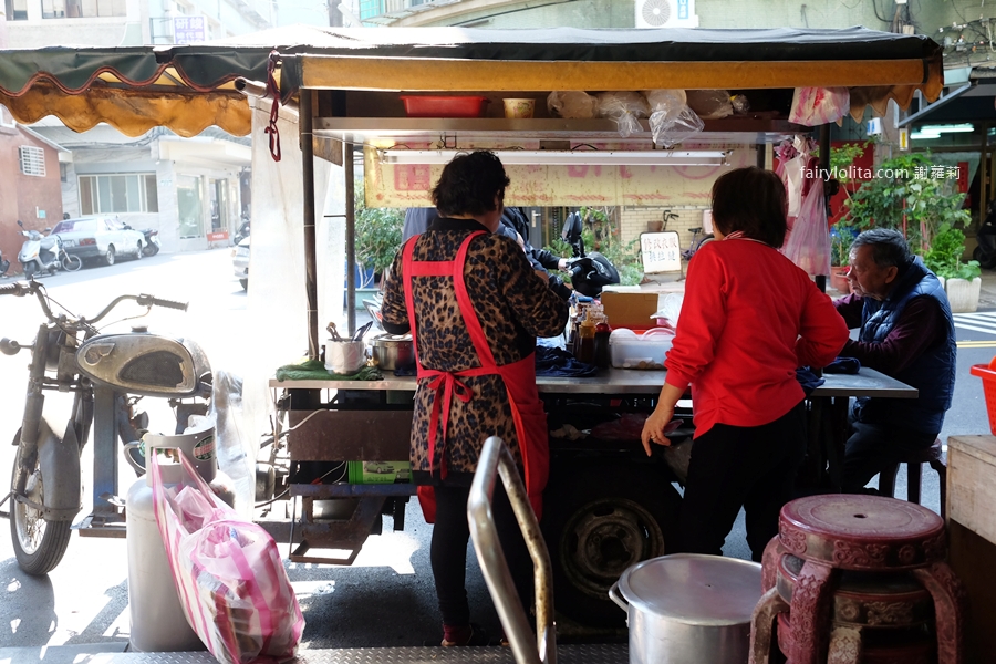 阿倍麵線。65元爽爆！大腸失控滿出碗的神祕巷弄三輪車麵線！ @蹦啾&hearts;謝蘿莉 La vie heureuse