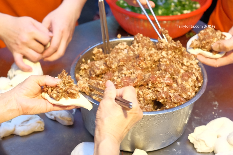 福州世祖胡椒餅。全台最狂胡椒餅！超巨一顆超爆餡、觀光客來台指名一定要吃它！ @蹦啾&hearts;謝蘿莉 La vie heureuse