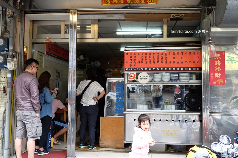 無名早餐店 饅頭肉排蛋。早餐也可以這麼狂！饅頭＋肉排＋蛋 疊成小山！30年老店的早餐級巨無霸！ @蹦啾&hearts;謝蘿莉 La vie heureuse