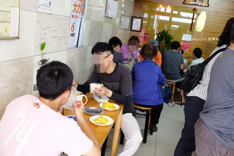 無名早餐店 饅頭肉排蛋。早餐也可以這麼狂！饅頭＋肉排＋蛋 疊成小山！30年老店的早餐級巨無霸！ @蹦啾&hearts;謝蘿莉 La vie heureuse