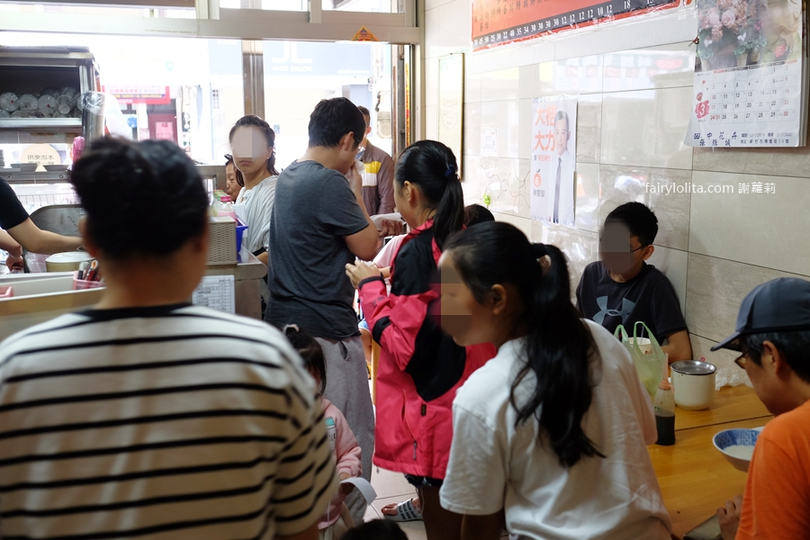 無名早餐店 饅頭肉排蛋。早餐也可以這麼狂！饅頭＋肉排＋蛋 疊成小山！30年老店的早餐級巨無霸！ @蹦啾&hearts;謝蘿莉 La vie heureuse