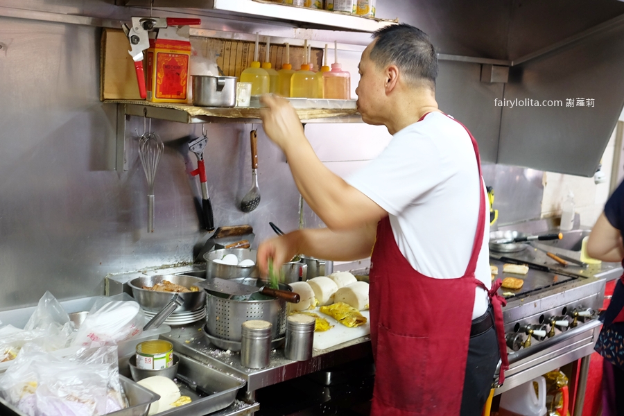 無名早餐店 饅頭肉排蛋。早餐也可以這麼狂！饅頭＋肉排＋蛋 疊成小山！30年老店的早餐級巨無霸！ @蹦啾&hearts;謝蘿莉 La vie heureuse