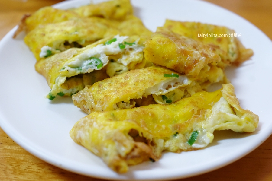 無名早餐店 饅頭肉排蛋。早餐也可以這麼狂！饅頭＋肉排＋蛋 疊成小山！30年老店的早餐級巨無霸！ @蹦啾&hearts;謝蘿莉 La vie heureuse