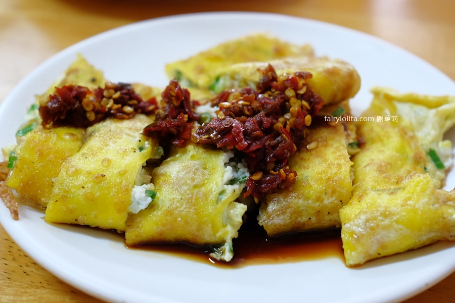 無名早餐店 饅頭肉排蛋。早餐也可以這麼狂！饅頭＋肉排＋蛋 疊成小山！30年老店的早餐級巨無霸！ @蹦啾&hearts;謝蘿莉 La vie heureuse