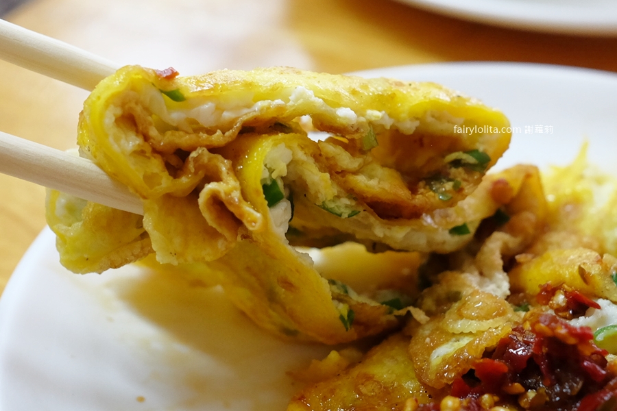 無名早餐店 饅頭肉排蛋。早餐也可以這麼狂！饅頭＋肉排＋蛋 疊成小山！30年老店的早餐級巨無霸！ @蹦啾&hearts;謝蘿莉 La vie heureuse