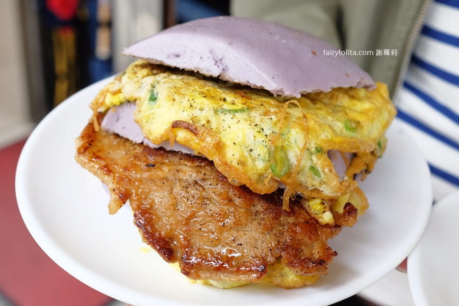 無名早餐店 饅頭肉排蛋。早餐也可以這麼狂！饅頭＋肉排＋蛋 疊成小山！30年老店的早餐級巨無霸！ @蹦啾&hearts;謝蘿莉 La vie heureuse