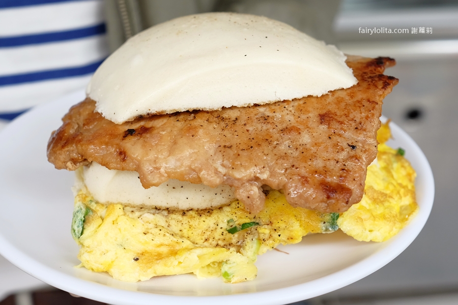 無名早餐店 饅頭肉排蛋。早餐也可以這麼狂！饅頭＋肉排＋蛋 疊成小山！30年老店的早餐級巨無霸！ @蹦啾&hearts;謝蘿莉 La vie heureuse