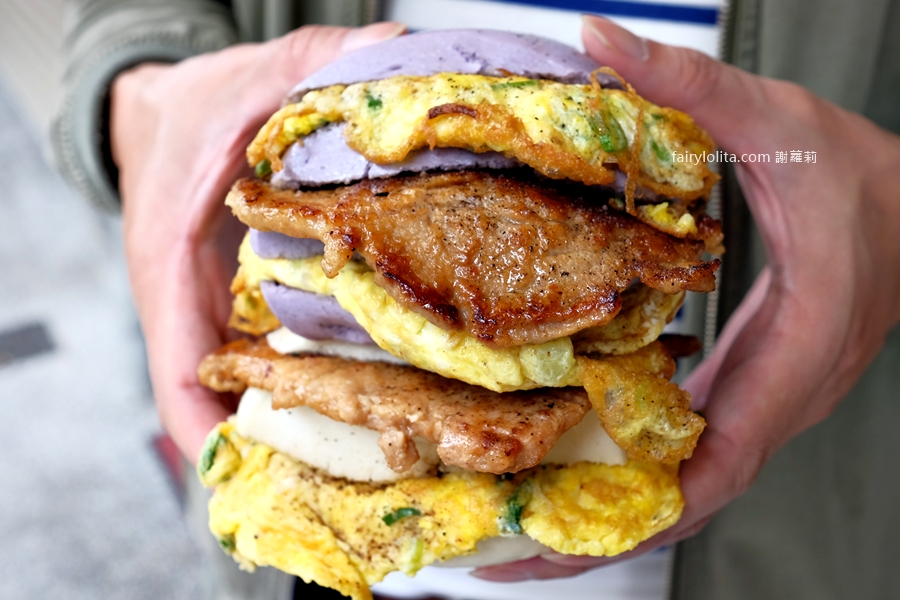無名早餐店 饅頭肉排蛋。早餐也可以這麼狂！饅頭＋肉排＋蛋 疊成小山！30年老店的早餐級巨無霸！ @蹦啾&hearts;謝蘿莉 La vie heureuse