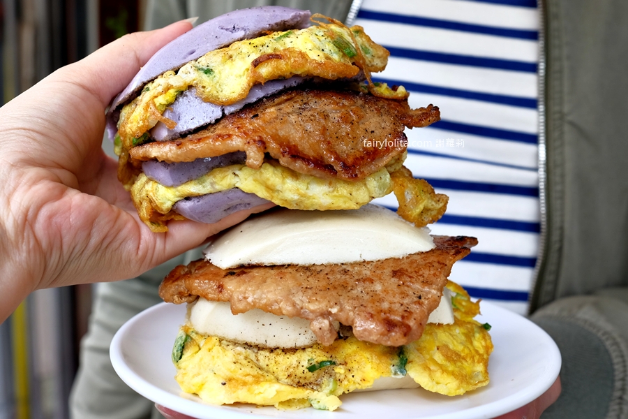 無名早餐店 饅頭肉排蛋。早餐也可以這麼狂！饅頭＋肉排＋蛋 疊成小山！30年老店的早餐級巨無霸！ @蹦啾&hearts;謝蘿莉 La vie heureuse