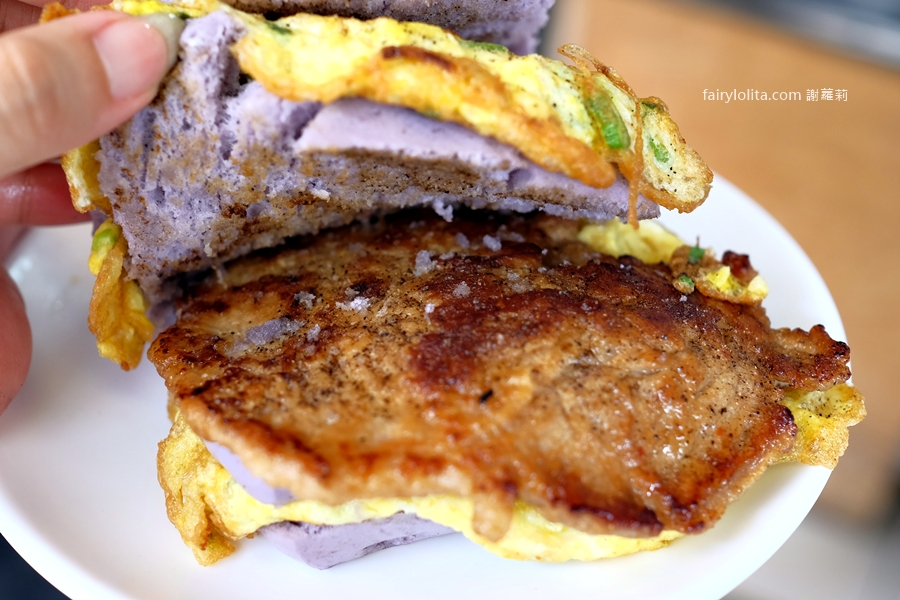 無名早餐店 饅頭肉排蛋。早餐也可以這麼狂！饅頭＋肉排＋蛋 疊成小山！30年老店的早餐級巨無霸！ @蹦啾&hearts;謝蘿莉 La vie heureuse