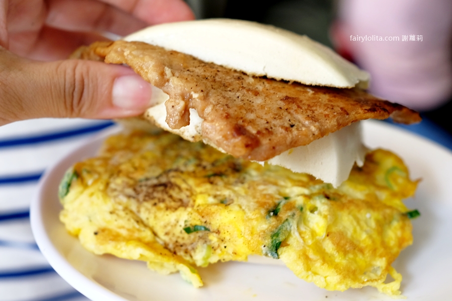 無名早餐店 饅頭肉排蛋。早餐也可以這麼狂！饅頭＋肉排＋蛋 疊成小山！30年老店的早餐級巨無霸！ @蹦啾&hearts;謝蘿莉 La vie heureuse