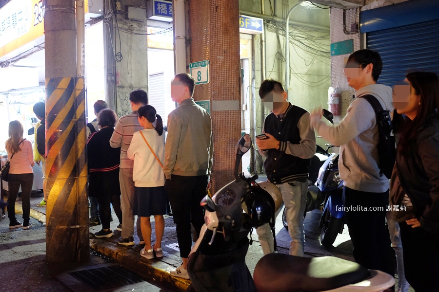 大橋頭黃大腸煎。深夜裡爆排40年老攤!人潮延綿超過3個店面太誇張! @蹦啾♥謝蘿莉 La vie heureuse 大橋頭黃大腸煎。深夜裡爆排40年老攤!人潮延綿超過3個店面太誇張! @蹦啾♥謝蘿莉 La vie heureuse