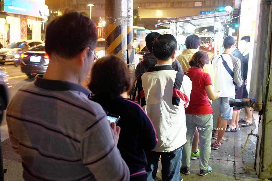 大橋頭黃大腸煎。深夜裡爆排40年老攤!人潮延綿超過3個店面太誇張! @蹦啾♥謝蘿莉 La vie heureuse 大橋頭黃大腸煎。深夜裡爆排40年老攤!人潮延綿超過3個店面太誇張! @蹦啾♥謝蘿莉 La vie heureuse