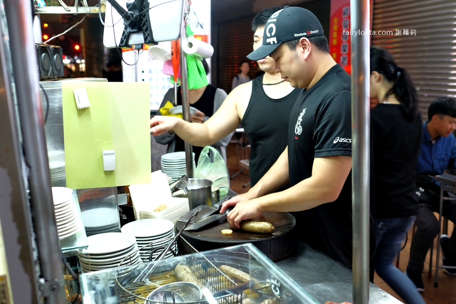 大橋頭黃大腸煎。深夜裡爆排40年老攤!人潮延綿超過3個店面太誇張! @蹦啾♥謝蘿莉 La vie heureuse 大橋頭黃大腸煎。深夜裡爆排40年老攤!人潮延綿超過3個店面太誇張! @蹦啾♥謝蘿莉 La vie heureuse