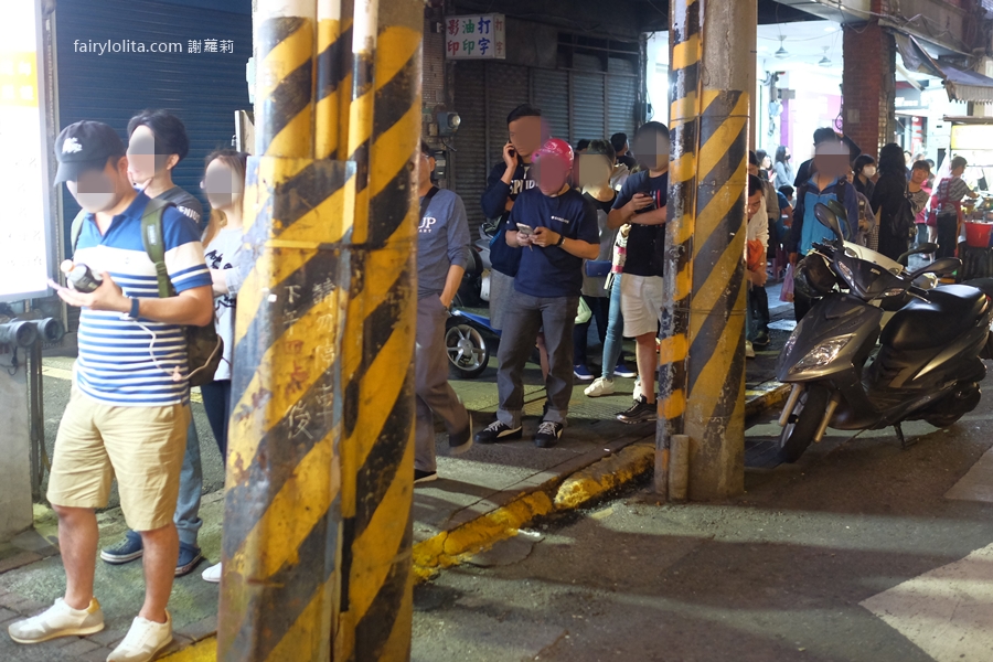 大橋頭黃大腸煎。深夜裡爆排40年老攤!人潮延綿超過3個店面太誇張! @蹦啾♥謝蘿莉 La vie heureuse 大橋頭黃大腸煎。深夜裡爆排40年老攤!人潮延綿超過3個店面太誇張! @蹦啾♥謝蘿莉 La vie heureuse