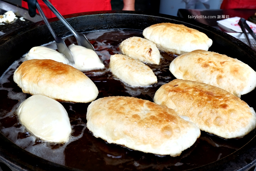 大陸妹共匪餅。半熟蛋液大暴走！25年老店餡餅一咬金黃瀑布流滿手！ @蹦啾&hearts;謝蘿莉 La vie heureuse