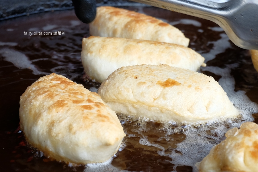 大陸妹共匪餅。半熟蛋液大暴走！25年老店餡餅一咬金黃瀑布流滿手！ @蹦啾&hearts;謝蘿莉 La vie heureuse