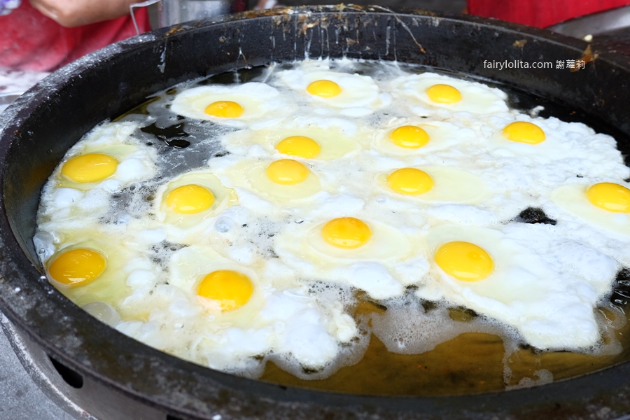 大陸妹共匪餅。半熟蛋液大暴走！25年老店餡餅一咬金黃瀑布流滿手！ @蹦啾&hearts;謝蘿莉 La vie heureuse