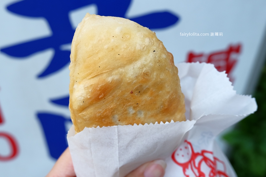 大陸妹共匪餅。半熟蛋液大暴走！25年老店餡餅一咬金黃瀑布流滿手！ @蹦啾&hearts;謝蘿莉 La vie heureuse