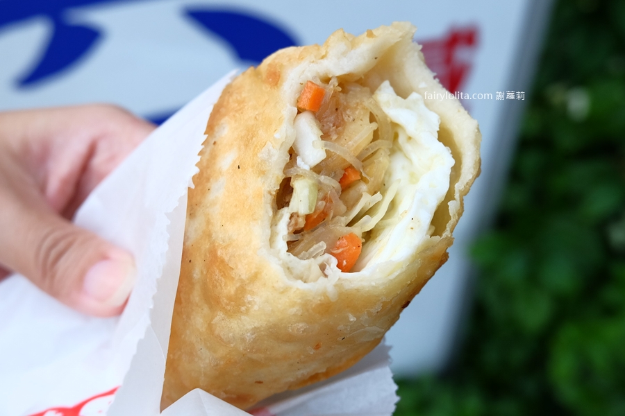 大陸妹共匪餅。半熟蛋液大暴走！25年老店餡餅一咬金黃瀑布流滿手！ @蹦啾&hearts;謝蘿莉 La vie heureuse