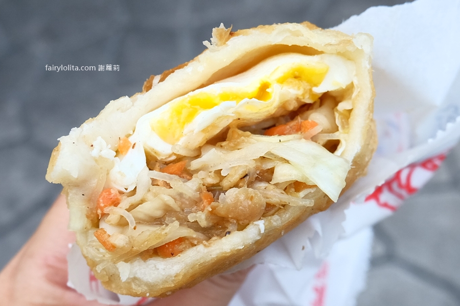 大陸妹共匪餅。半熟蛋液大暴走！25年老店餡餅一咬金黃瀑布流滿手！ @蹦啾&hearts;謝蘿莉 La vie heureuse