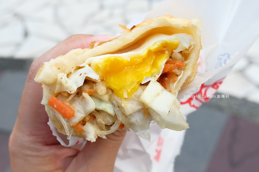 大陸妹共匪餅。半熟蛋液大暴走！25年老店餡餅一咬金黃瀑布流滿手！ @蹦啾&hearts;謝蘿莉 La vie heureuse