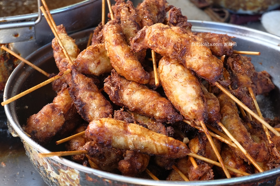 東門橋下30年龍鳳腿。扯爆！一支只要5元，人潮圍到攤子看不到！