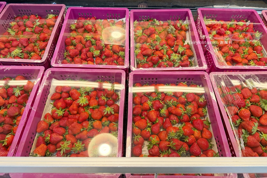 愛買 桃園店。只賣3天，99元超巨草莓吃爆！ @蹦啾&hearts;謝蘿莉 La vie heureuse