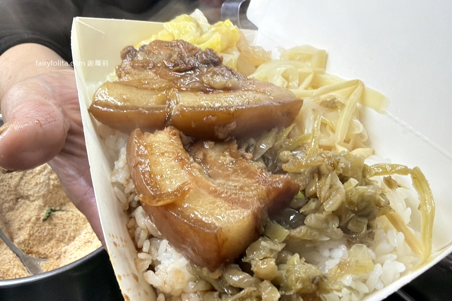 延三台北橋頭魯肉飯。在地排爆40年！巨無霸刈包大到像小枕頭，一顆比兩個拳頭還誇張！ @蹦啾&hearts;謝蘿莉 La vie heureuse