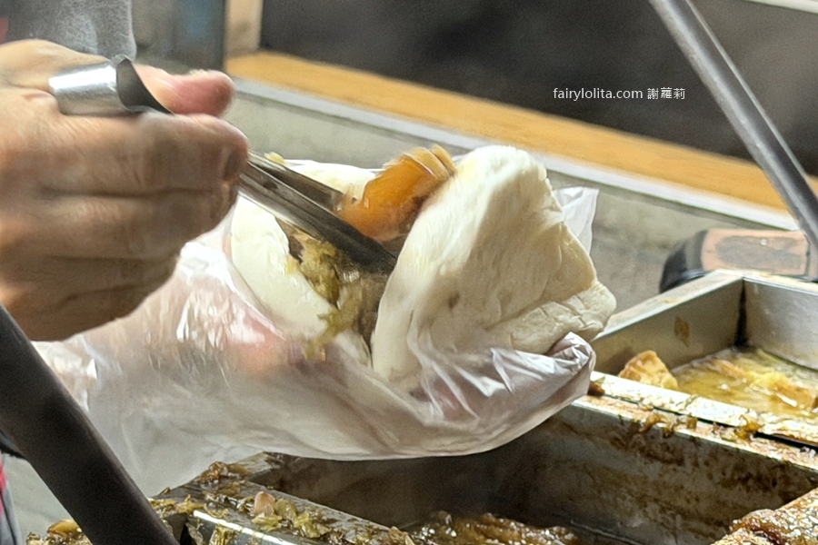 延三台北橋頭魯肉飯。在地排爆40年！巨無霸刈包大到像小枕頭，一顆比兩個拳頭還誇張！ @蹦啾&hearts;謝蘿莉 La vie heureuse