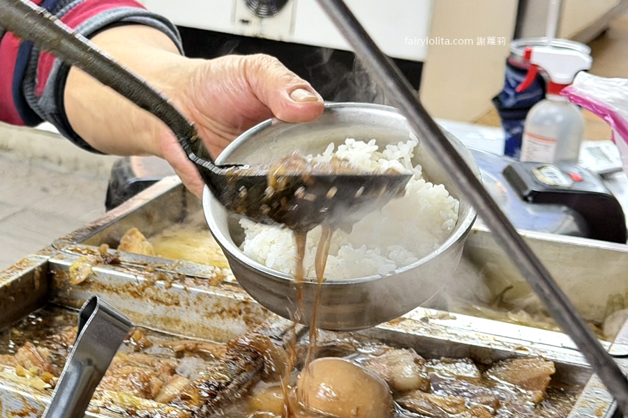 延三台北橋頭魯肉飯。在地排爆40年！巨無霸刈包大到像小枕頭，一顆比兩個拳頭還誇張！ @蹦啾&hearts;謝蘿莉 La vie heureuse