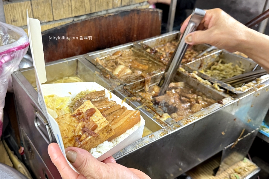 延三台北橋頭魯肉飯。在地排爆40年！巨無霸刈包大到像小枕頭，一顆比兩個拳頭還誇張！ @蹦啾&hearts;謝蘿莉 La vie heureuse