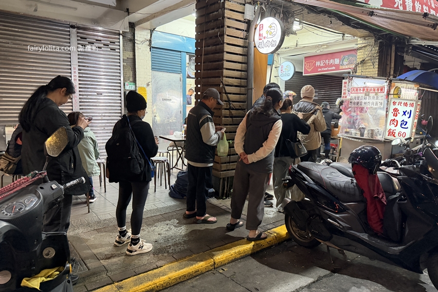 延三台北橋頭魯肉飯。在地排爆40年！巨無霸刈包大到像小枕頭，一顆比兩個拳頭還誇張！ @蹦啾&hearts;謝蘿莉 La vie heureuse