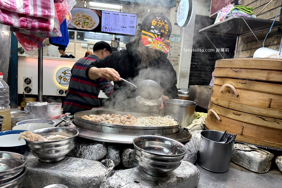 延三台北橋頭魯肉飯。在地排爆40年！巨無霸刈包大到像小枕頭，一顆比兩個拳頭還誇張！