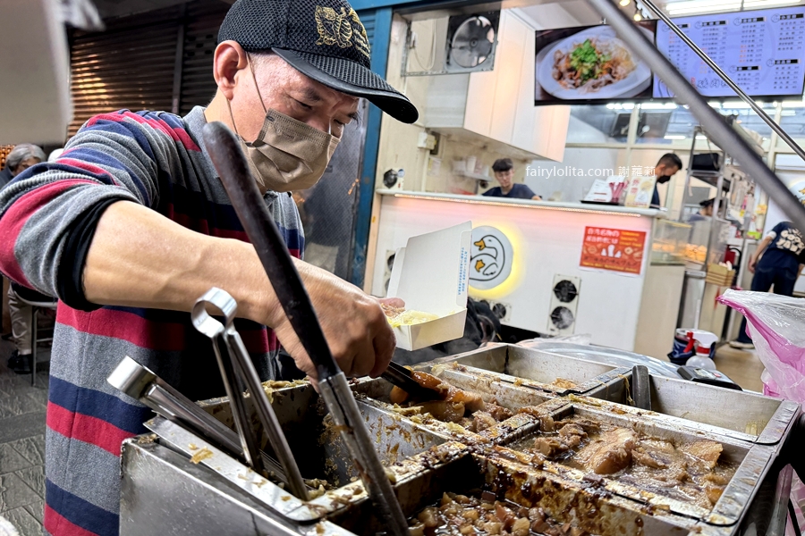 延三台北橋頭魯肉飯。在地排爆40年！巨無霸刈包大到像小枕頭，一顆比兩個拳頭還誇張！ @蹦啾&hearts;謝蘿莉 La vie heureuse