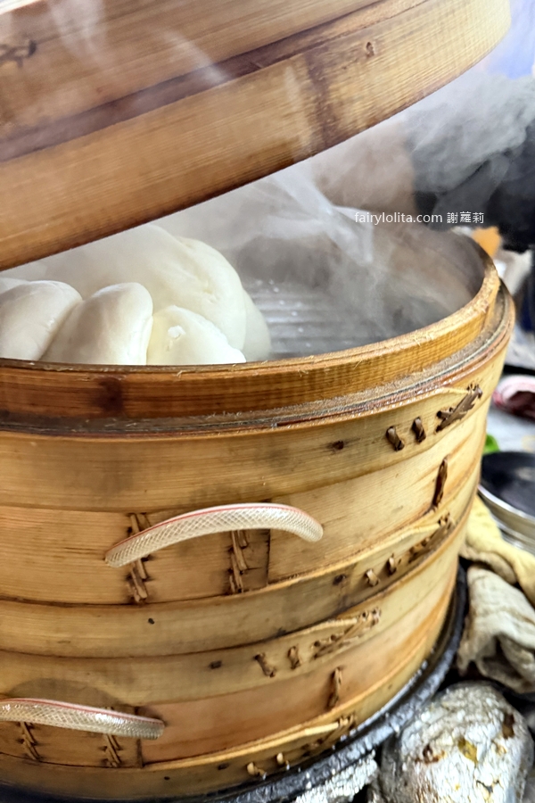 延三台北橋頭魯肉飯。在地排爆40年！巨無霸刈包大到像小枕頭，一顆比兩個拳頭還誇張！ @蹦啾&hearts;謝蘿莉 La vie heureuse