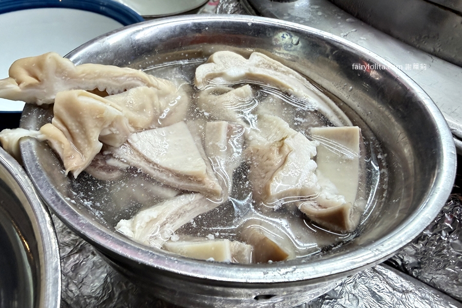 延三台北橋頭魯肉飯。在地排爆40年！巨無霸刈包大到像小枕頭，一顆比兩個拳頭還誇張！ @蹦啾&hearts;謝蘿莉 La vie heureuse