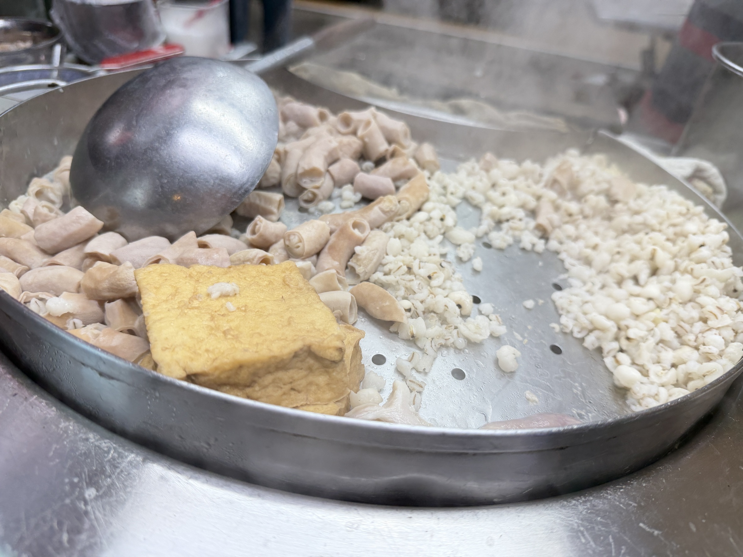 延三台北橋頭魯肉飯。在地排爆40年！巨無霸刈包大到像小枕頭，一顆比兩個拳頭還誇張！ @蹦啾&hearts;謝蘿莉 La vie heureuse