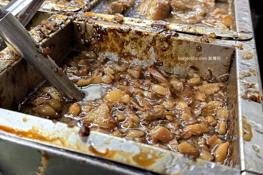 延三台北橋頭魯肉飯。在地排爆40年！巨無霸刈包大到像小枕頭，一顆比兩個拳頭還誇張！ @蹦啾&hearts;謝蘿莉 La vie heureuse